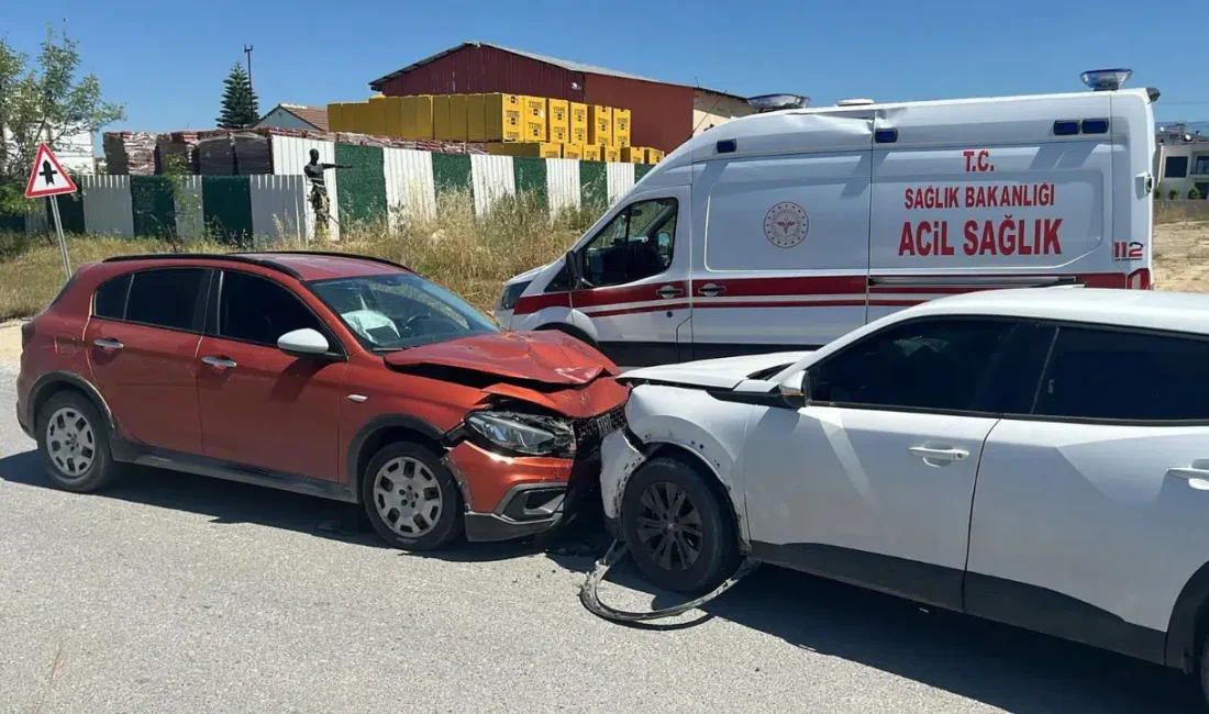 Antalya’nın Manavgat ilçesinde iki otomobilin kafa kafaya çarpışması sonucu meydana