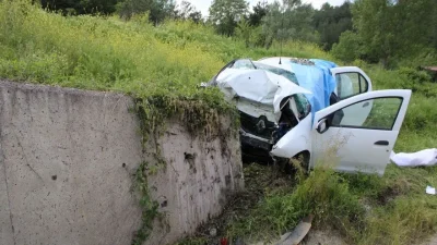 Kastamonu’nun Araç ilçesinde kontrolden çıkan bir otomobilin istinat duvarına adeta