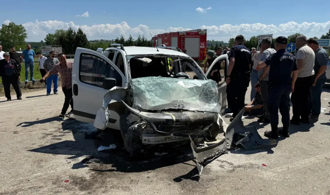 Sakarya’nın Kaynarca ilçesinde otomobil ile hafif ticari aracın çarpışması sonucu