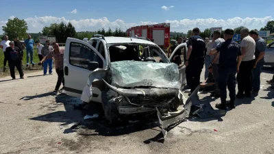 Sakarya’nın Kaynarca ilçesinde otomobil ile hafif ticari aracın çarpışması sonucu