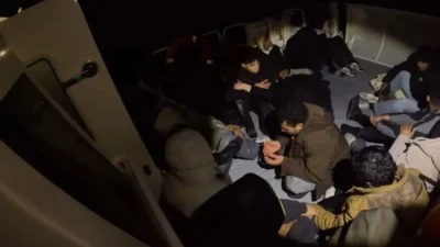 Aydın’ın Kuşadası ilçesi açıklarında sürüklenen bir lastik botun içerisinde mahsur