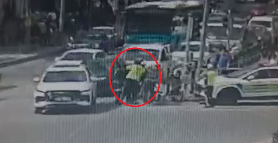 Kayseri trafiğinde seyir halindeyken bir anda nefessiz kalan motokuryenin yardımına