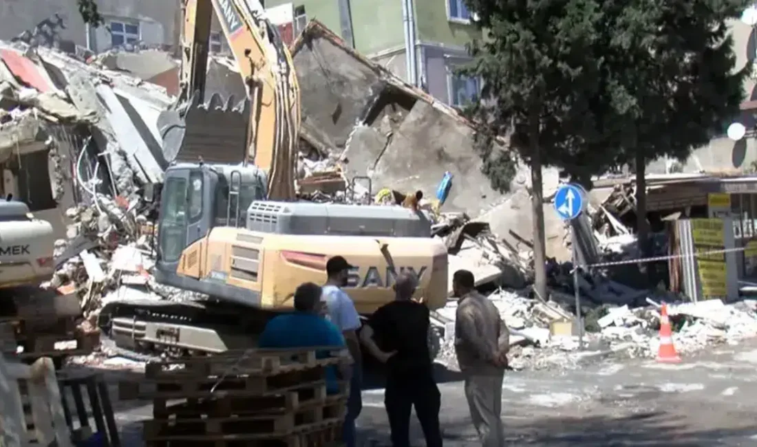 İstanbul Küçükçekmece’de kentsel dönüşüm kapsamında kontrollü yıkımı gerçekleştirilen binanın aniden