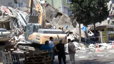 İstanbul Küçükçekmece’de kentsel dönüşüm kapsamında kontrollü yıkımı gerçekleştirilen binanın aniden