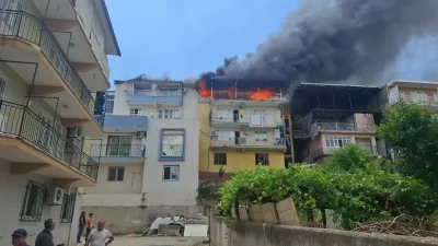 Aydın’ın Efeler ilçesinde bir binanın çatı katında aniden yükselen alevler