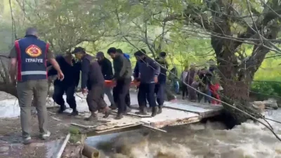 Hakkari’nin Yüksekova ilçesinde ot ve pancar toplamak için dağlık araziye