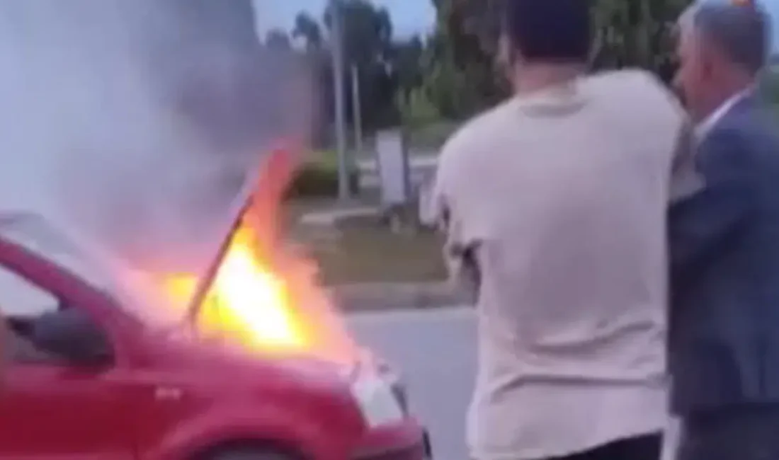 Antalya’nın Manavgat ilçesinde seyir halindeyken motor kısmından dumanlar yükselen otomobil