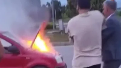 Antalya’nın Manavgat ilçesinde seyir halindeyken motor kısmından dumanlar yükselen otomobil