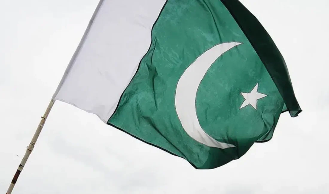 Pakistan’ın Belucistan eyaletinde askeri personeli ve ailelerini taşıyan servis trenine