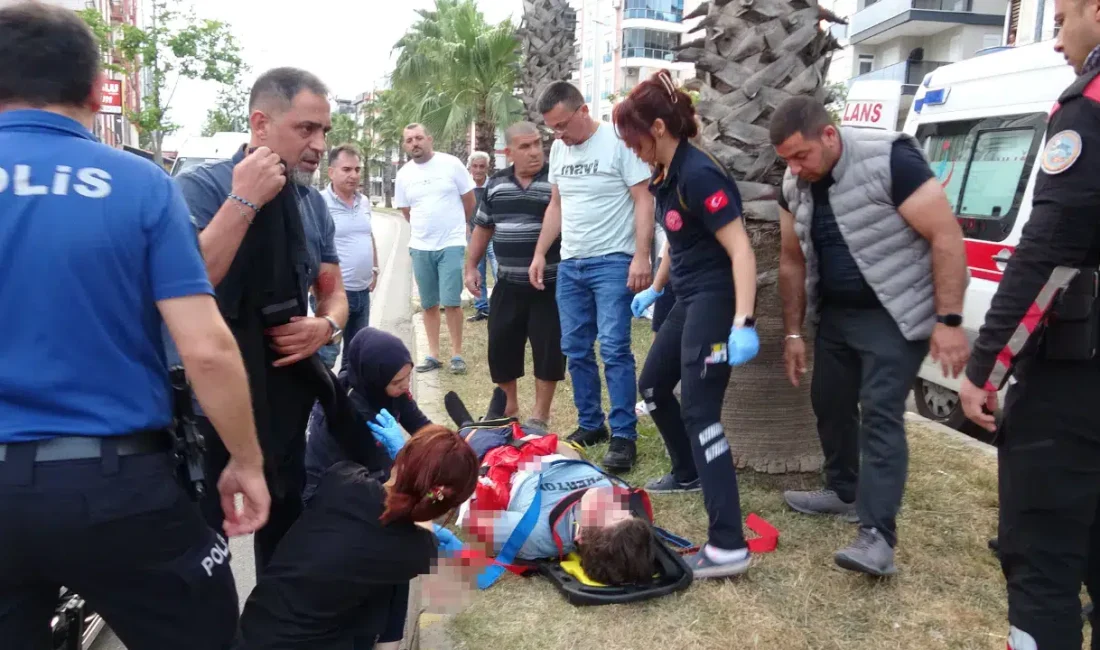 Antalya Muratpaşa’da yolun karşısına geçmek isterken otomobilin çarptığı genç, çevredeki