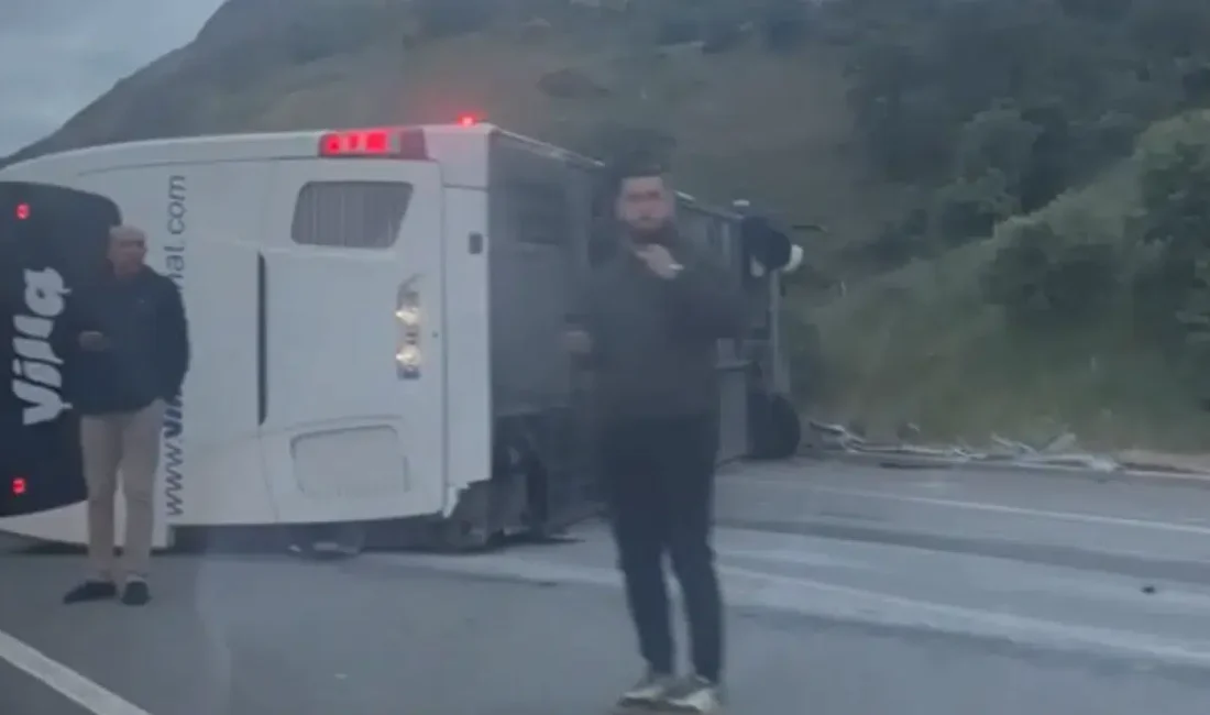 İstanbul-İzmir Otoyolu’nun Balıkesir geçişinde kontrolden çıkan bir yolcu otobüsünün devrilmesi