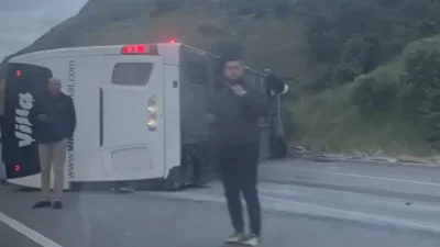 İstanbul-İzmir Otoyolu’nun Balıkesir geçişinde kontrolden çıkan bir yolcu otobüsünün devrilmesi