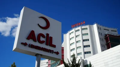 Kırıkkale-Kayseri karayolunda meydana gelen ve üç otomobilin birbirine girdiği zincirleme
