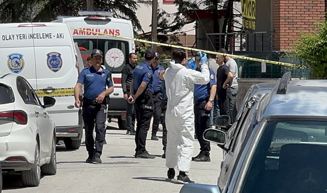 Konya’nın Meram ilçesinde devriye gezen polis ekiplerinin bir parkta elleri