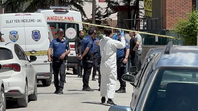 Konya’nın Meram ilçesinde devriye gezen polis ekiplerinin bir parkta elleri