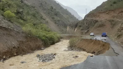 Erzincan’ın Kemaliye ilçesinde aniden bastıran şiddetli yağışlar sele neden olurken,