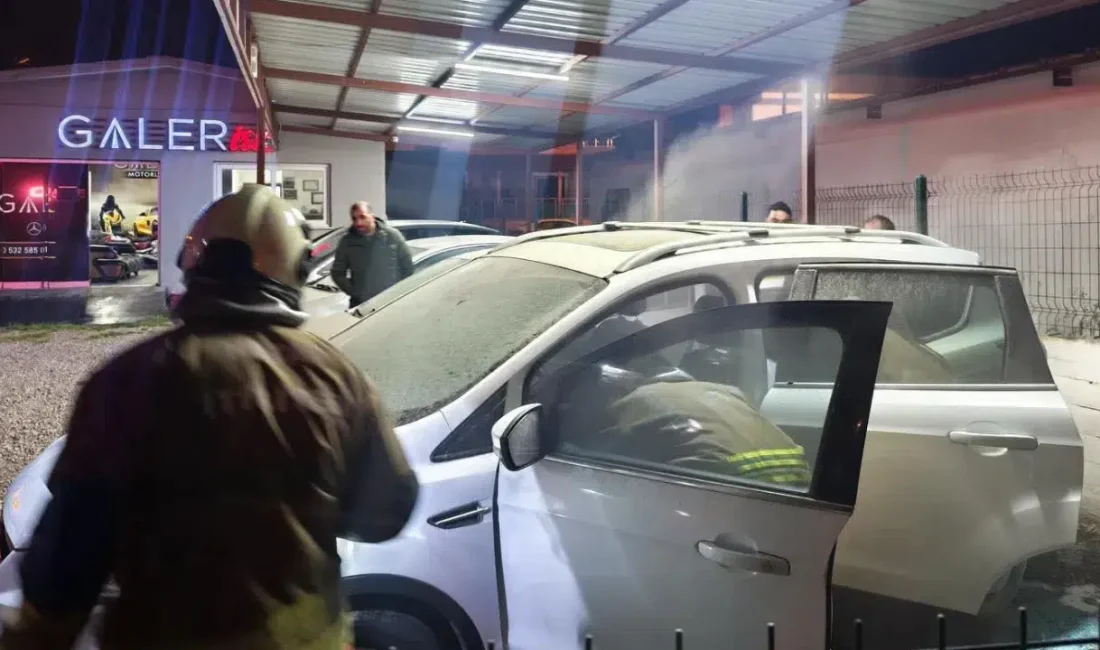 Hatay’ın Arsuz ilçesinde park halindeki bir otomobilden yükselen alevler mahalle