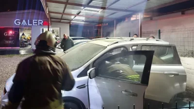 Hatay’ın Arsuz ilçesinde park halindeki bir otomobilden yükselen alevler mahalle