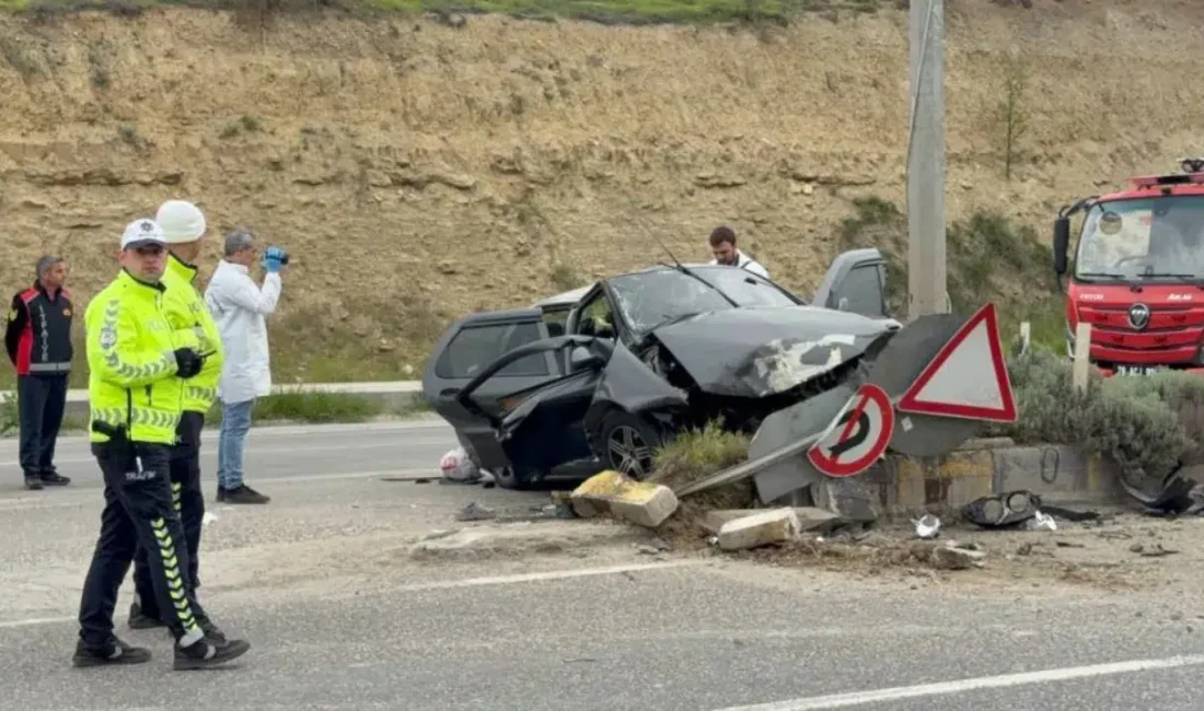 Karabük’ün Safranbolu ilçesinde kontrolden çıkan bir otomobilin önce refüje ardından