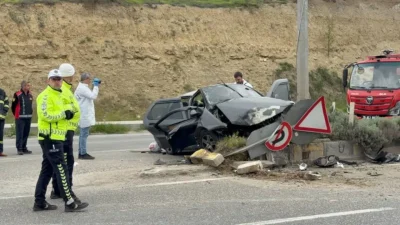 Karabük’ün Safranbolu ilçesinde kontrolden çıkan bir otomobilin önce refüje ardından