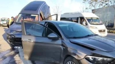 Kartal’da D-100 Karayolu’nda meydana gelen ve 4 aracın birbirine girdiği