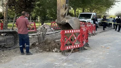 Konya’nın Karatay ilçesinde MEDAŞ ekiplerinin yürüttüğü altyapı çalışmaları sırasında aniden