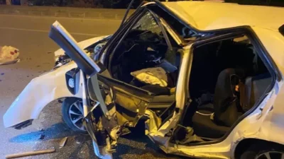 Muğla’nın Fethiye ilçesinde kontrolden çıkarak refüje çarpan otomobilin sürücüsü Suat