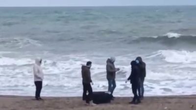 Sakarya’nın Karasu ilçesinde sahil şeridinde bulunan sahipsiz bir çanta, bölgede