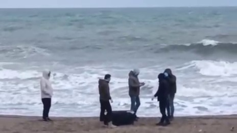 Sakarya’nın Karasu ilçesinde sahil şeridinde bulunan sahipsiz bir çanta, bölgede