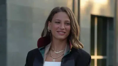 Yurt dışından İstanbul’a dönen ünlü oyuncu Serenay Sarıkaya, havalimanında jandarma