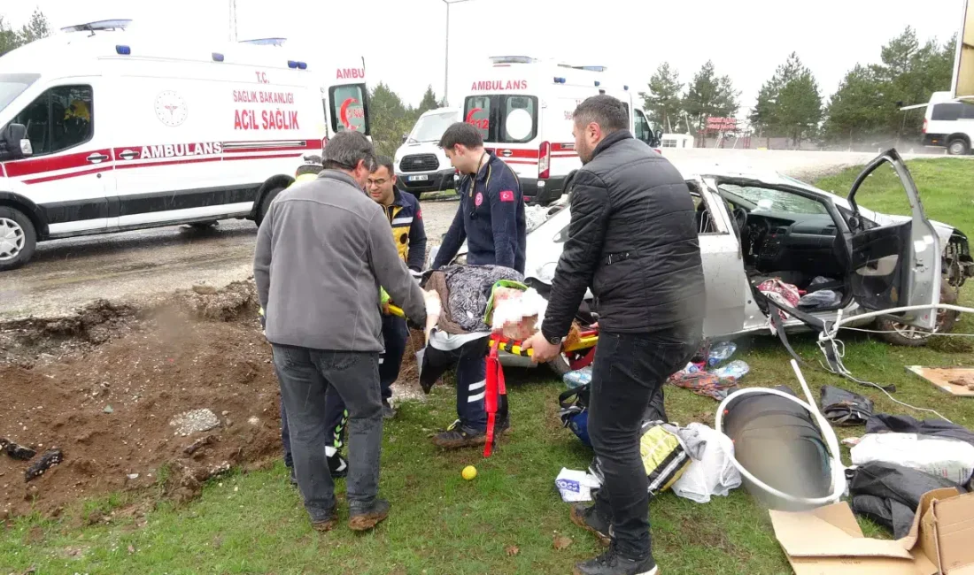Ankara-Kastamonu karayolunda seyir halindeyken sürücüsünün direksiyon hakimiyetini kaybettiği otomobilin şarampole