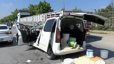 Başakşehir’de hasarlı kaza sonrası yol kenarında tutanak tutan sürücülerin beklediği