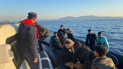 Aydın’ın Kuşadası ilçesi açıklarında içerisinde bulundukları lastik botun sürüklenmesiyle büyük