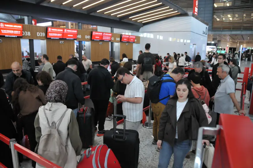 Dokuz günlük Kurban Bayramı tatilinin son gününde İstanbul ve Sabiha