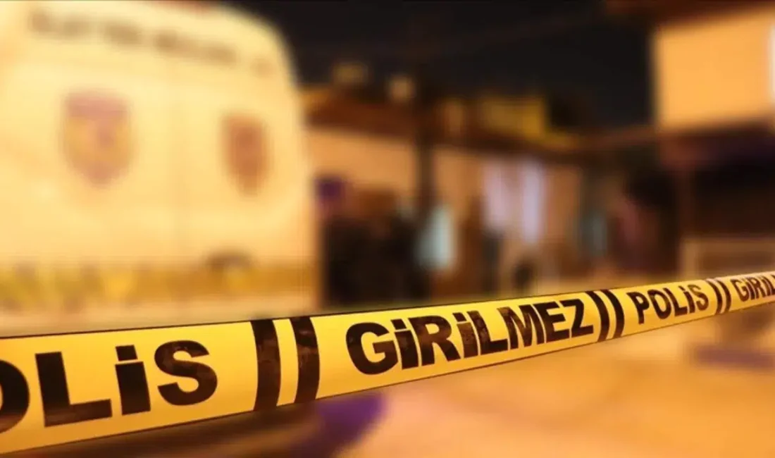 Çanakkale’de sabah saatlerinde balıkçı barınağı mevkiinde su yüzeyinde hareketsiz duran