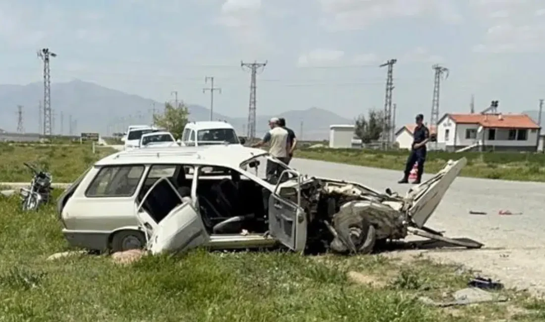 Karaman’da otomobil ile hafif ticari aracın karıştığı trafik kazası bölgede