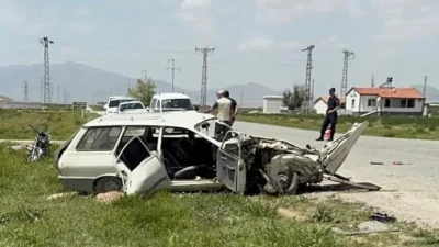 Karaman’da otomobil ile hafif ticari aracın karıştığı trafik kazası bölgede
