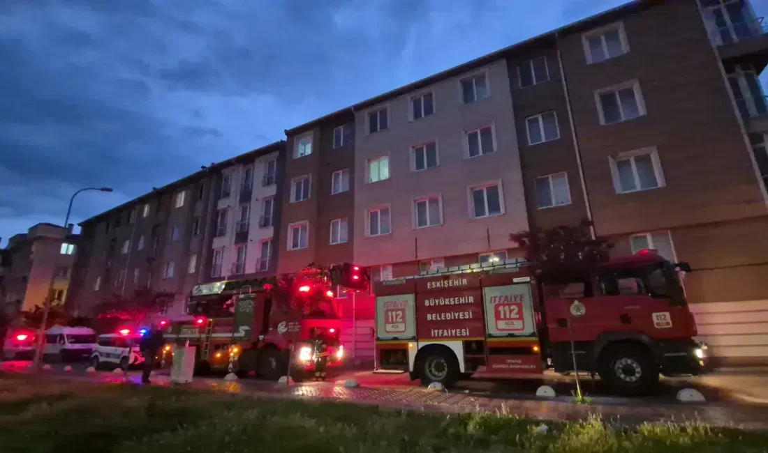 Eskişehir’de bir apartmanın dördüncü katından yükselen dumanlar mahallede büyük paniğe
