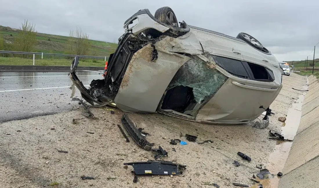 Afyonkarahisar’da seyir halindeki bir otomobilin sürücüsünün direksiyon hakimiyetini kaybetmesi sonucu