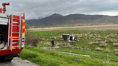 Van’ın Gevaş ilçesinde kontrolden çıkan bir kamyonetin şarampole yuvarlanması sonucu