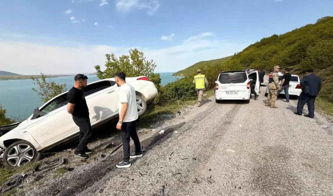 Bitlis’in Tatvan ilçesinde kontrolden çıkan bir otomobilin kamyonetle çarpışması sonucu