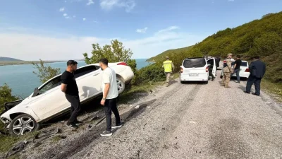 Bitlis’in Tatvan ilçesinde kontrolden çıkan bir otomobilin kamyonetle çarpışması sonucu