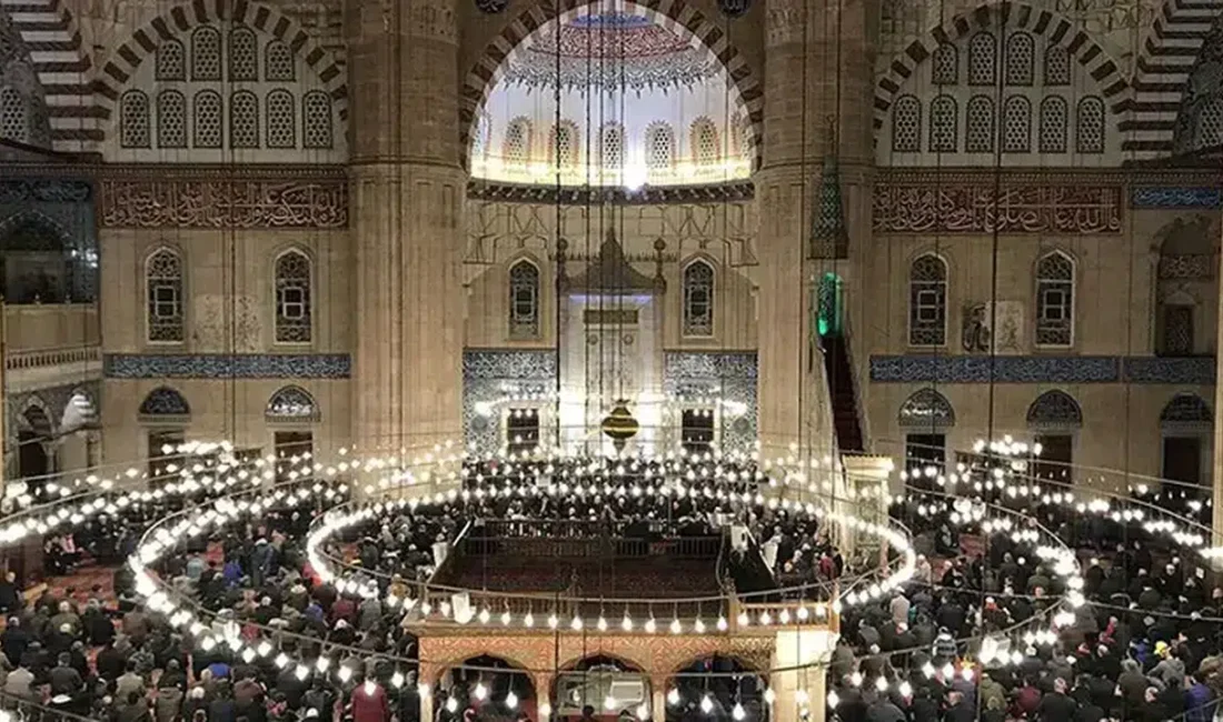 8 Mayıs Cuma günü camilere gitmek için hazırlık yapan milyonlarca