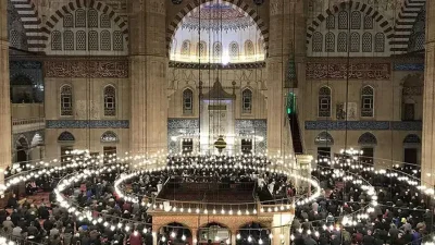 8 Mayıs Cuma günü camilere gitmek için hazırlık yapan milyonlarca