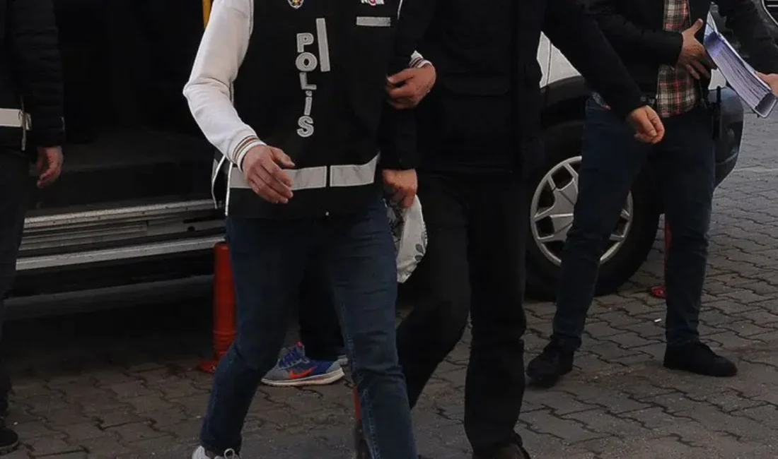Adana’nın Seyhan ilçesinde yol kenarına park edilen tırların akülerini çalarak
