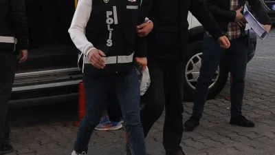 Adana’nın Seyhan ilçesinde yol kenarına park edilen tırların akülerini çalarak