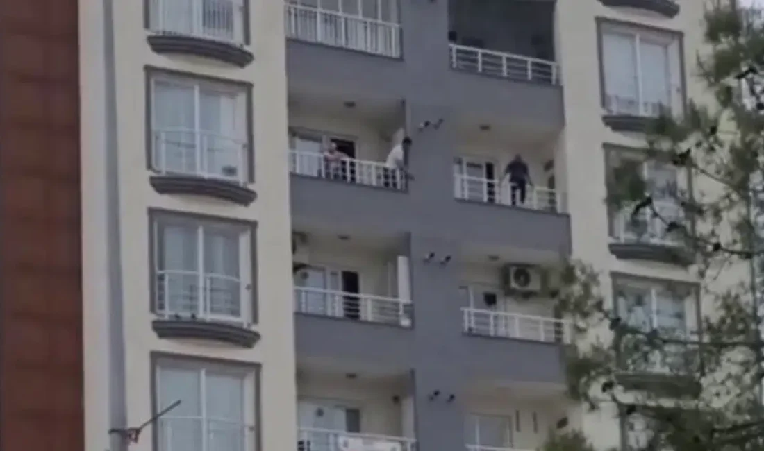 Adıyaman’da 5’inci kattaki balkondan kendini tehlikeli bir şekilde sarkıtarak yürekleri