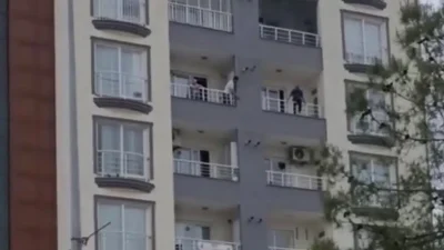 Adıyaman’da 5’inci kattaki balkondan kendini tehlikeli bir şekilde sarkıtarak yürekleri