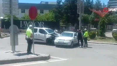 Batman’da hafif ticari araç ile otomobilin çarpışması sonucu meydana gelen