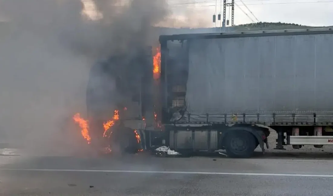 Kırıkkale’de seyir halindeki kereste yüklü çekicinin motor kısmında başlayan yangın,